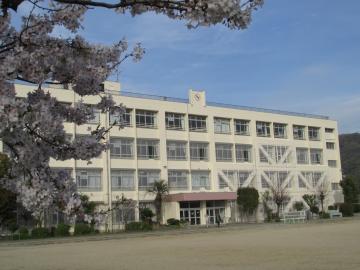 八尾市立曙小学校の外観校舎