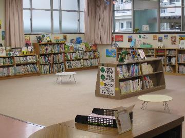 ウイズ図書室　くつを脱いでくつろいで本を読めるスペースもあります