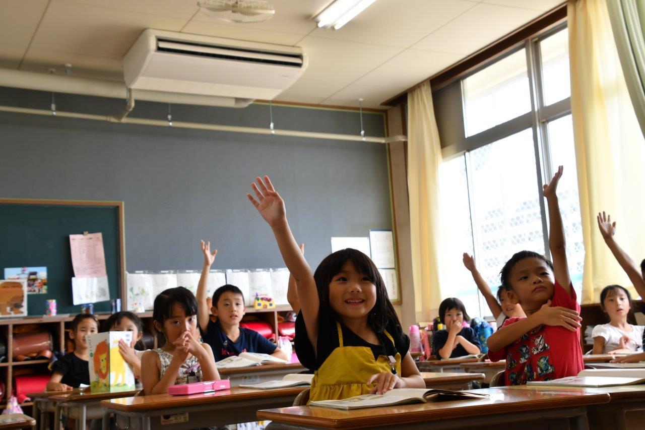 エアコンがついた小学校教室で授業を受ける子どもたち(2)