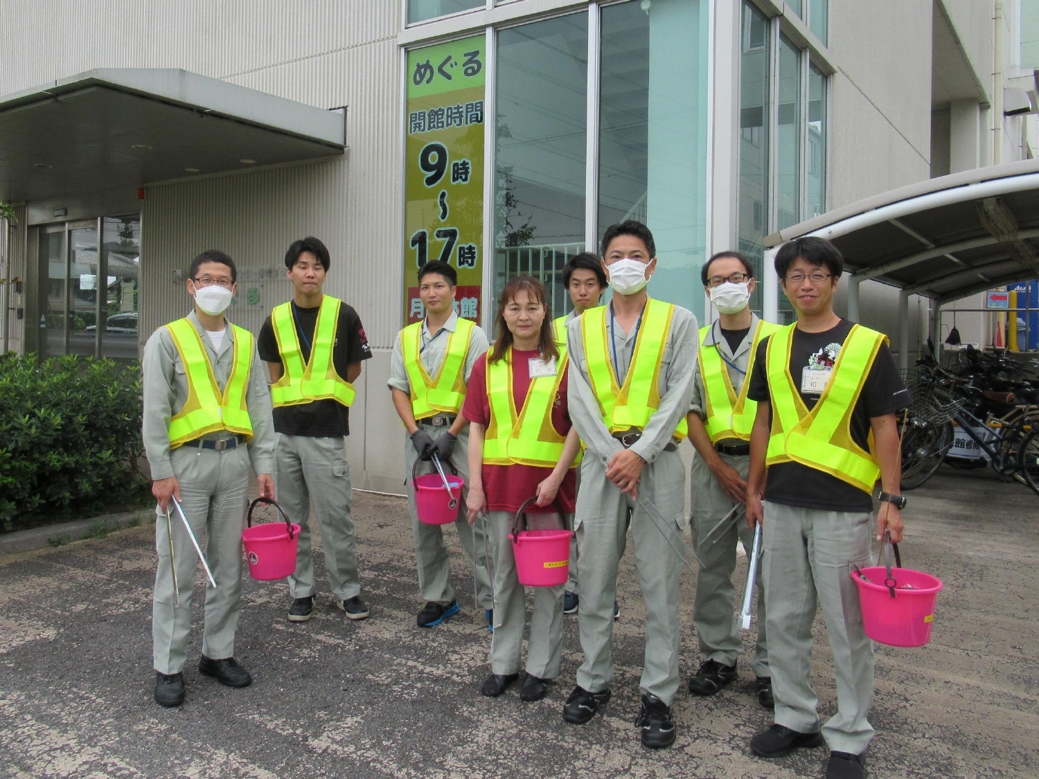 環境保全課職員の清掃画像