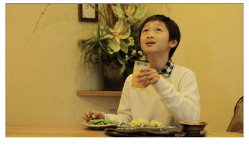 若ごぼうと枝豆を食べる少年