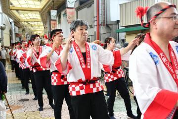 一列で踊る大阪シティ信用金庫の人たち